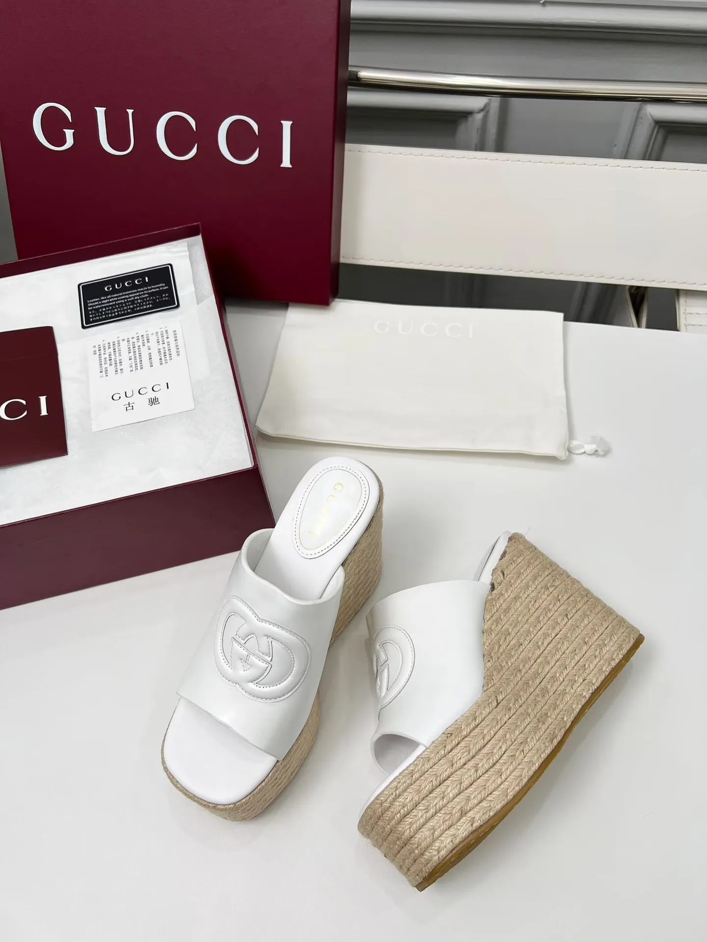 👟👟Ex-factory price 460👟👟 Gucci’s new slippers, fashionable, high-end and full of personality✅ Very stable, comfortable and durable for daily use, convenient and unique for daily matching, a must-have classic for summer, the upper is made of GUCCI brand stitching Fabric: cowhide Lining/feet: sheepskin Platform height: 11cm Color: black, white, brown, burgundy, pink Code number: 35-42 (41 and 42 need to be customized) Packaging: Comes with cloth bag and card.